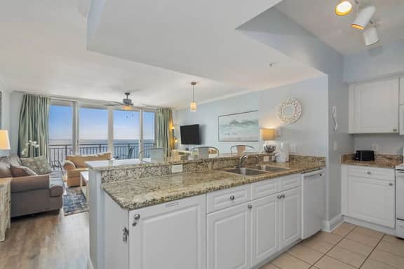 🌊 New Luxury 1BR Beachfront Sleeps 6!