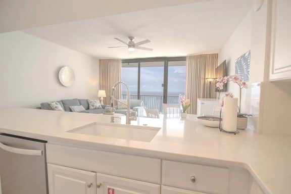New, Beautiful & Luxurious 2/2! Sleeps 6